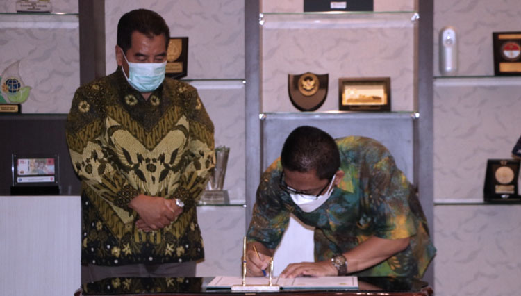 Rektor Unej Iwan Taruna (kanan) menandatangani perjanjian kerja sama disaksikan Zainal Arifin Wakil Ketua KONI Jatim. (Foto: Humas Unej for TIMES Indonesia)