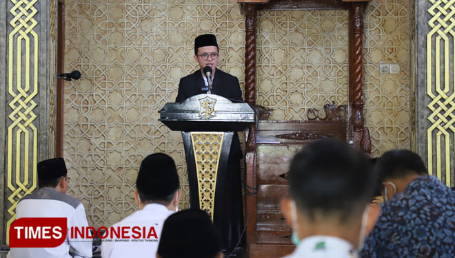 Ahmad Firdaus As Sabil mengisi khutbah jumat di Dispendik Surabaya. (FOTO: Humas Pemkot Surabaya for Times Indonesia) 