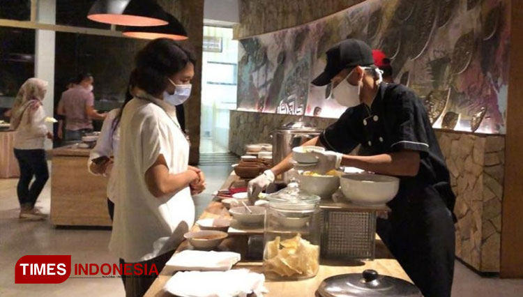 The staff of the hotel serving the customers during their iftar at Aruna Senggigi Resort & Convention, Lombok Barat. (Photograph: Aruna Senggigi for TIMES Indonesia)