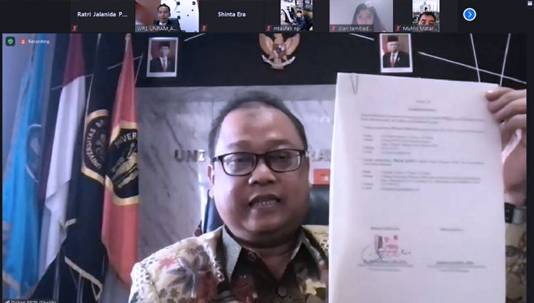 Dekan Fisip UB menunjukkan lembar MoA yang ditandatangani atas kerjasama dengan Universitas Mataram. (Foto: Tangkapan layar)