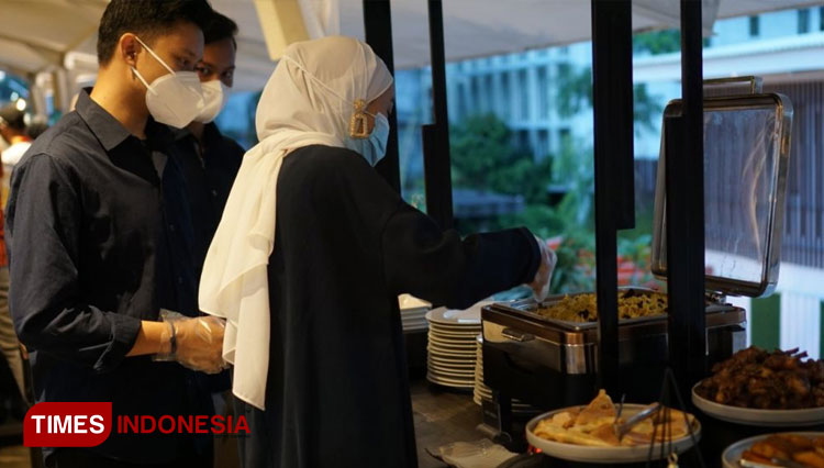 The guests enjoying buffet style dining at the Iftar Party of Shokudo Cafe and Dining Kontena Hotel Batu. (Photographs: Kontena Hotel Batu for TIMES Indonesia)