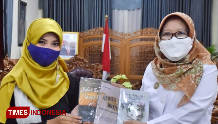 Imada Cahya Septiyaningsih, guru sejarah yang memiliki karya buku. (Foto: Cahyo Nugroho/TIMES Indonesia)