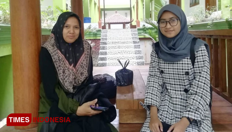 Nyai Hj. Farida Ulvi Na'imah MHI, Kaprodi HKI Fakultas Syariah Islam IKHAC Mojokerto (kiri). (Foto: IKHAC Mojokerto for TIMES Indonesia)