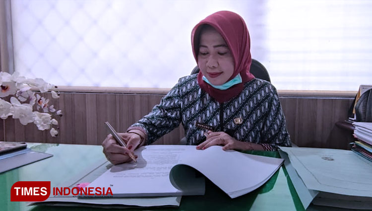 Kepala Dinas Penanaman Modal Dan Pelayanan Satu Pintu dan Tenaga Kerja (DPMPTSP dan Naker) Bondowoso, Nunung Setianingsih (FOTO: Moh Bahri/TIMES Indonesia).