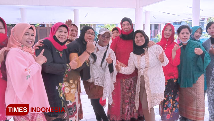 Ibu-ibu senam dengan menggunakan pakaian kebaya untuk memperingati hari Kartini. (FOTO: Muhammad Dhani Rahman/TIMES Indonesia)