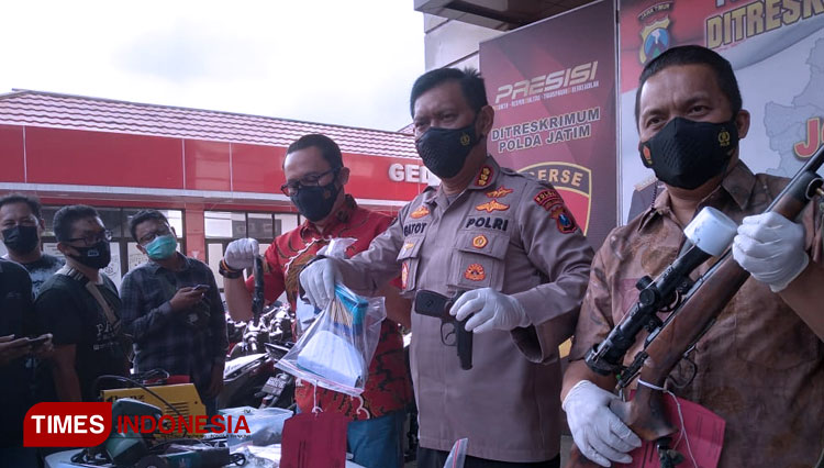 Polda Jatim saat ungkap kasus kepemilikan senjata api ilegal, Jumat (23/4/2021). (Foto: Khusnul Hasana/TIMES Indonesia)
