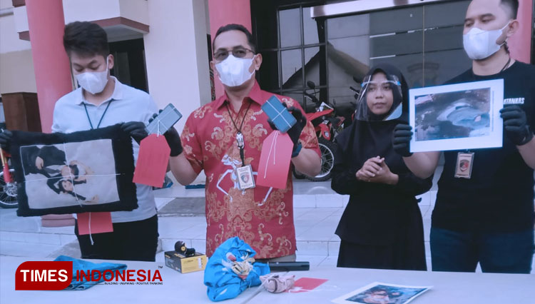 Polrestabes Surabaya saat ungkap kasus pembunuhan, Jumat (23/4/2021). (Foto: Khusnul Hasana/TIMES Indonesia).
