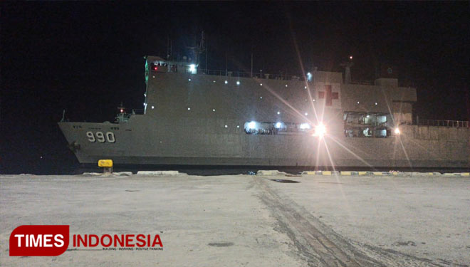 Kapal-kapal KRI TNI dan Basarnas nampak siaga di perairan Banyuwangi. (FOTO: Agung Sedana/ TIMES Indonesia)
