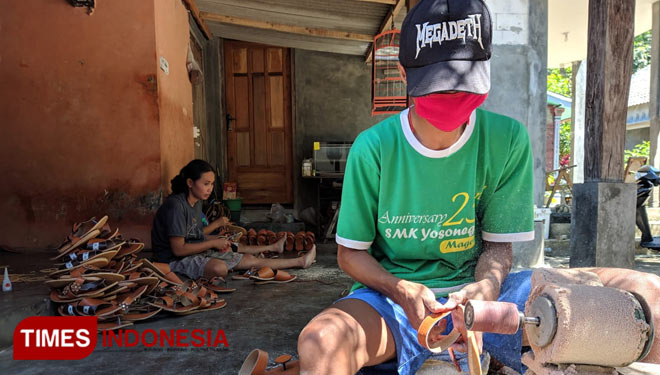 Proses pembuatan sandal kulit klasik khas Magetan. (Foto: Aditya Candra/TIMES Indonesia)