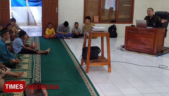 Jamaah Masjid Al Amin desa Klapagading Kulon, Wangon antusias mengikuti sarasehan ekonomi Syariah dalam gebyar Ramadhan BMT Amanah Indonesia. (FOTO : Sutrisno/ TIMES Indonesia) 