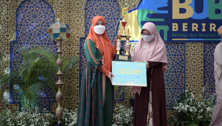 Wakil Ketua TP PKK Jabar Lina Ruzhanul Ulum saat menyerahkan hadiah kepada juara Kontes Juara Anak Sholeh (Koas) 2021 dalam Bubos 5 di Gedung Sate, Kota Bandung, Sabtu (24/4/2021). (Foto: Humas Jabar)