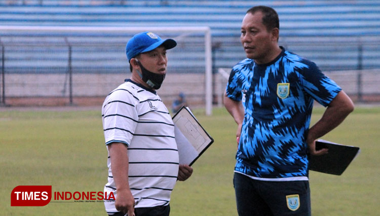 Kedua asisten pelatih Persela, Didik Ludianto dan Ragil Sudirman, saat memimpin latihan tim di Stadion Surajaya Lamongan. (FOTO: MFA Rohmatillah/ TIMES Indonesia)