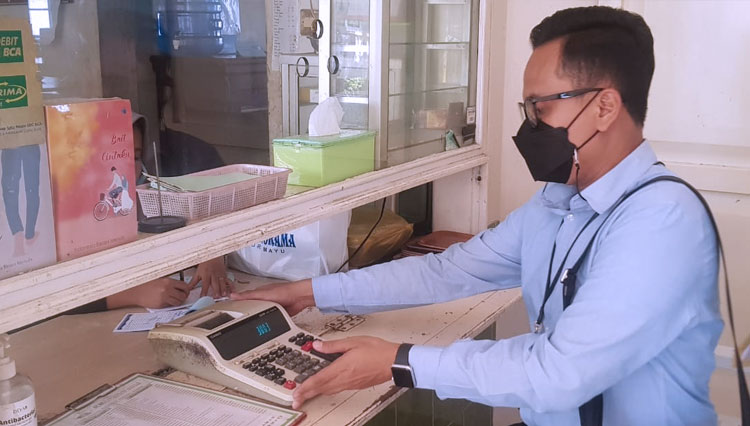 Pemasangan alat perekam pajak online. (Foto: Diskominfo Kabupaten Indramayu)