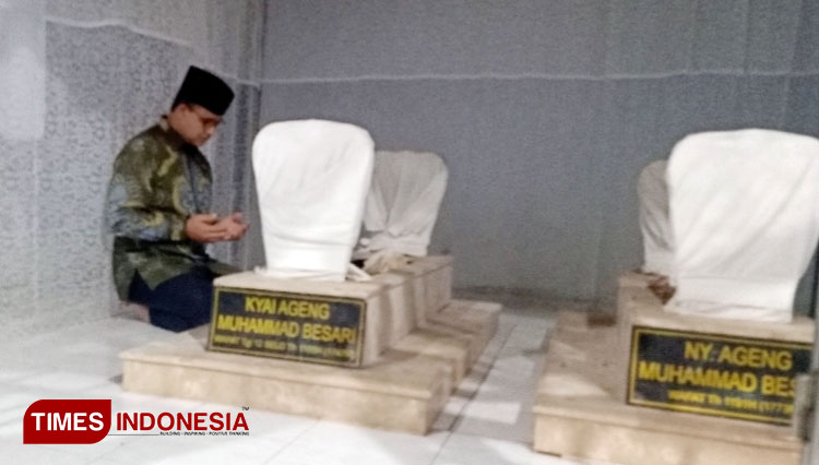 Gubernur DKI Jakarta Anies Baswedan saat berdoa di pusara makam KH Muhammad Besari Tegalsari Ponorogo. (FOTO: Marhaban/TIMES Indonesia)