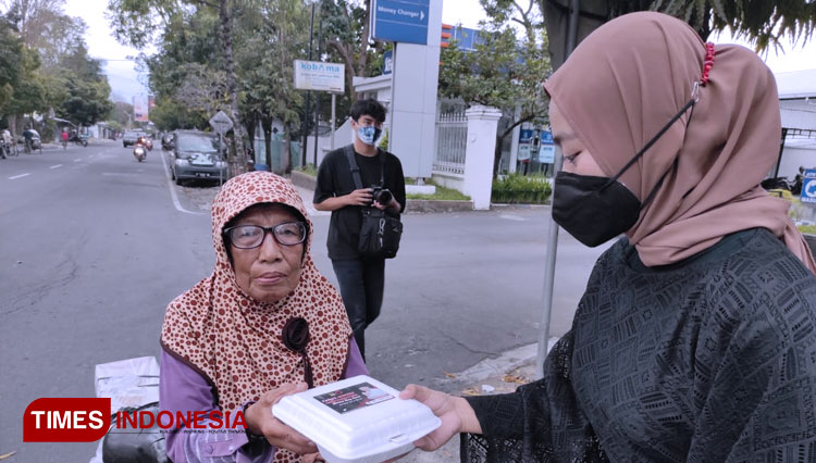 Peringati Hari Kartini, Perempuan STD Mengenakan Kebaya Saat Berbagi Takjil