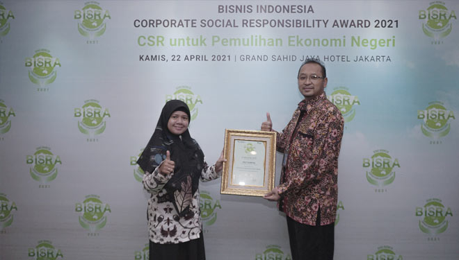 Penghargaan diterima SVP Sekretaris Perusahaan PKT Teguh Ismartono, dari Komisaris Bisnis Indonesia grup Budiarsa Sastrawinata, di Hotel Grand Sahid Raya Jakarta (Foto: Humas PKT For TIMES Indonesia)