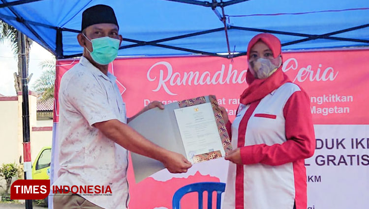 Sekda Magetan, Hergunadi secara simbolis memberikan sertifikat halal kepada salah satu anggota IKM. (Foto: Aditya Candra/TIMES Indonesia)