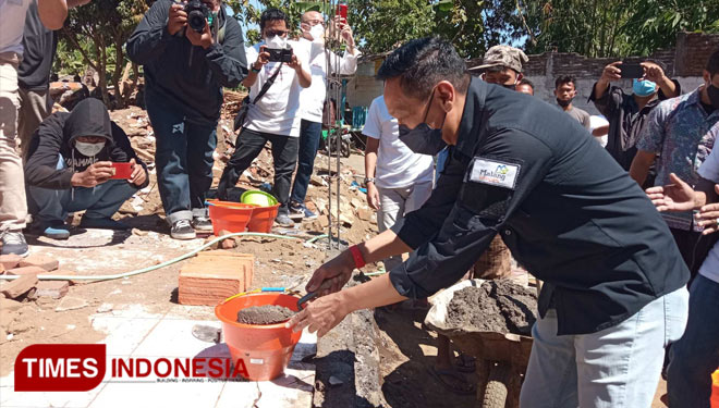 Sekda Kabupaten Malang, Dr Ir Wahyu Hidayat MM ketika peletakan batu pertama rehab rumah korban Gempa dari Apersi. (Foto : Binar Gumilang/TIMES Indonesia).