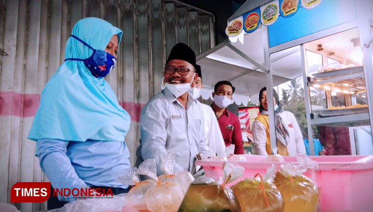Wakil Bupati Banyuwangi, H Sugirah S Pd, M Si, saat memborong dagangan untuk berbuka bersama dengan para sahabat di Warung Pojok Desa Siliragung, Kecamatan Siliragung. (Foto: Syamsul Arifin/TIMES Indonesia)