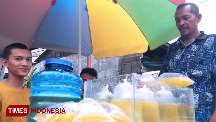 Pedagang air tebu murni di depan Masjid Jamik Asy-Syarief Babahrot, Abdya, Aceh (Foto: T. Khairul Rahmat Hidayat/TIMES Indonesia)