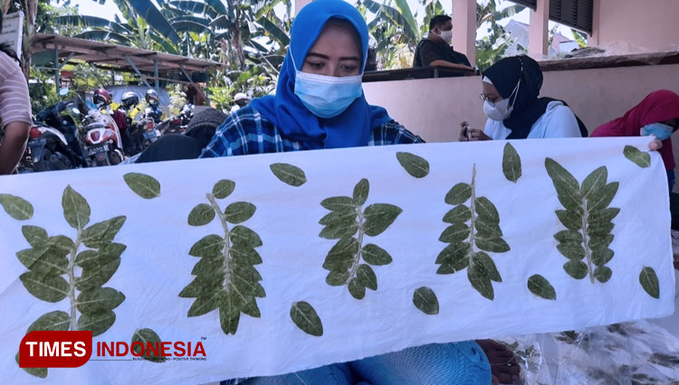 Foto A: Hasil dari produk Eco Print dari dedaunan yang ditempa oleh Warga Kampung Herbal Surabaya (Foto: Shinta Miranda/TIMES Indoensia)