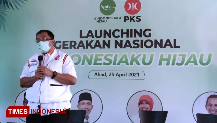 Ketua DPW PKS Jawa Barat, Dr. Haru Suandharu saat launching Gerakan Nasional Indonesiaku Hijau di Sekretariat DPW PKS Jabar, Kota Bandung, Minggu (25/4/21). (FOTO: Arief/TIMES Indonesia)