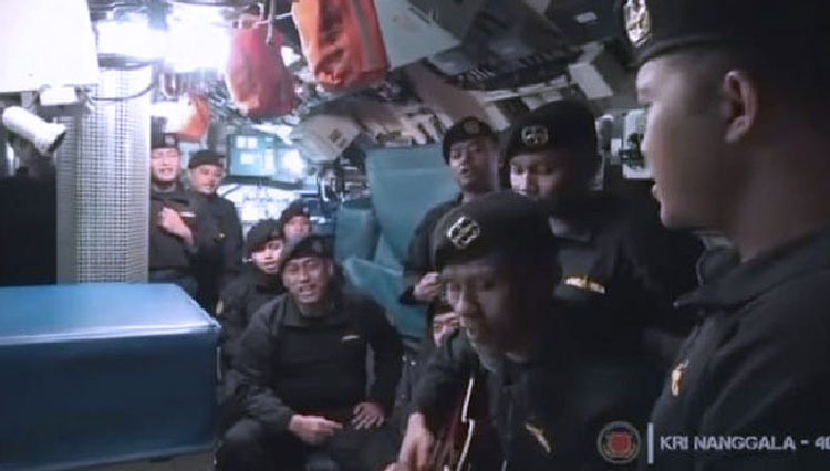 Sebuah video diduga kru kapal selam KRI Nanggala-402 sedang bernyanyi bersama. (FOTO: Instagram Erix Soekamti)