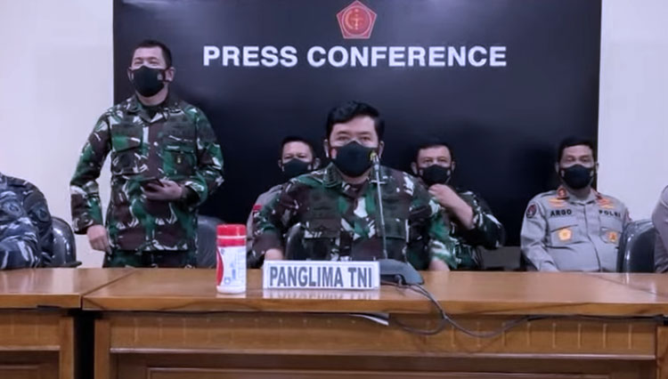 Panglima TNI Marsekal Hadi Tjahjanto secara resmi menyatakan 53 kru KRI Nanggala-402 yang hilang kontak pada Rabu (21/4/2021) gugur dalam tugas. (Foto: Tangkapan Layar Youtube/Puspen TNI)