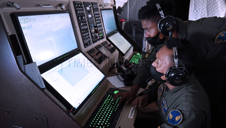 Satgas Udara Puspenerbal TNI AL saat pencarian melalui udara KRI Naggala 402 (Foto-foto: Eric Ireng/ Satgas Udara Puspenerbal TNI AL)