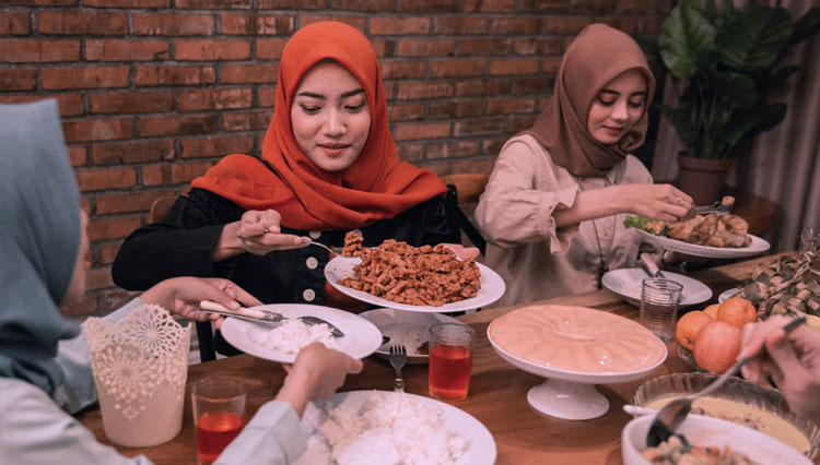 Ilustrasi - Warga melaksanakan ibadah makan sahur pada bulan suci Ramadan. (FOTO: Creative commons via Freepik) 