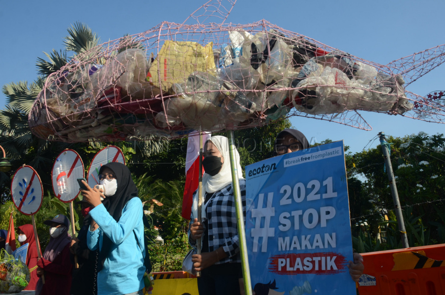 Gelar Aksi Makan Plastik di Depan Grahadi, Saat Peringatan Hari Bumi