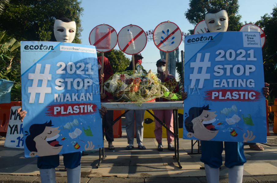 Gelar Aksi Makan Plastik di Depan Grahadi, Saat Peringatan Hari Bumi
