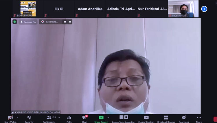 AKBP. Bambang Agus S selaku Kasubdit IV/Keamanan Negara Direktorat Intelkam Polda Jatim saat menyampaikan pemaparan melalui daring (Foto: BEM Ubhara)