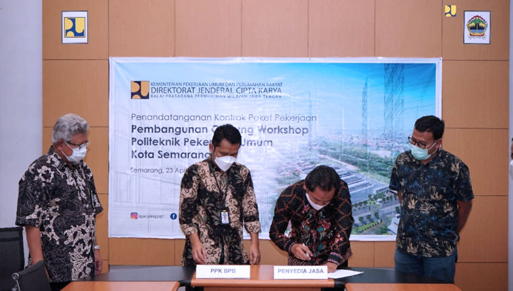 Direktur Bina Penataan Bangunan Ditjen Cipta Karya Boby Ali Azhari saat penandatangan kontrak pekerjaan Pembangunan Gedung Workshop Politeknik PU Jumat (23/04/2021) di kantor BPPW Jawa Tengah, Semarang (FOTO: Biro Komunikasi Publik Kementerian PUPR RI)