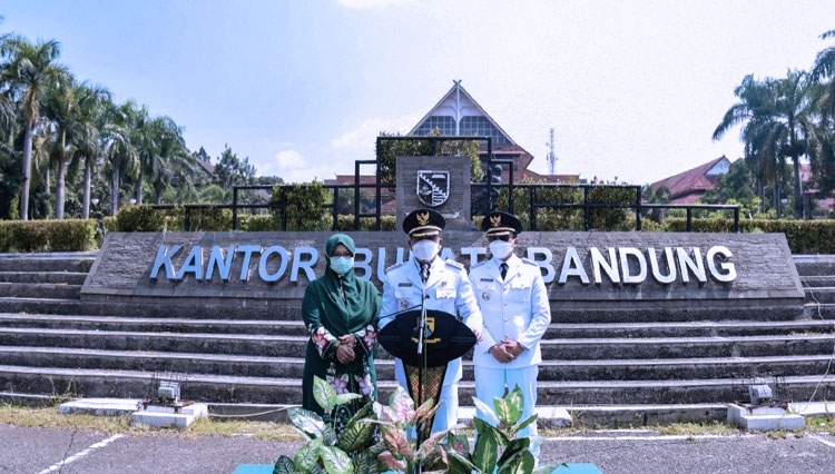Bupati Bandung H. M. Dadang Supriatna, S.Ip., M.Si. dan Wabup Bandung H. Sahrul Gunawan, S.E., saat pidato perdana di Plaza Upakarti Soreang, Senin (26/4/21). (FOTO:Humas Pemkab for TIMES Indonesia)