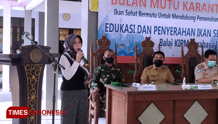 Komisi IV DPR RI, Ema Umiyyatul Chusnah saat sambuatan memberikan arahan tetang pentingnya konsumsi ikan di Kantor Kecamatan Peterongan Jombang (Foto: Rohmadi/TIMES Indonesia)
