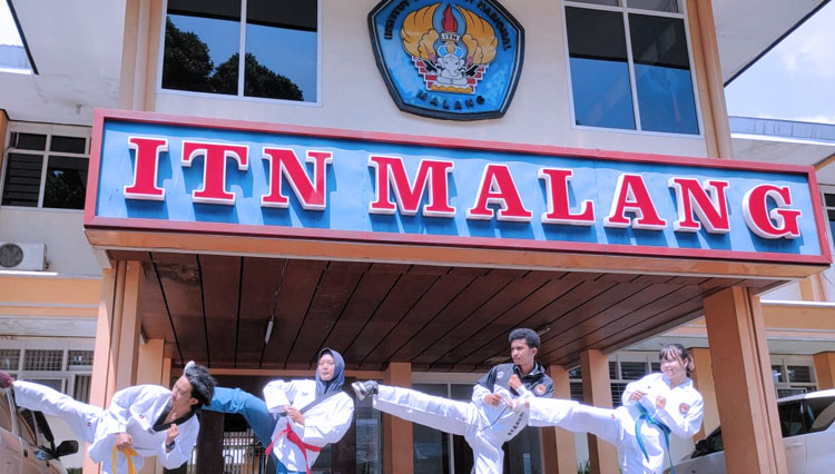 Mahasiswa ITN Malang menunjukkan gerakan Taekwondo di halaman utama kampus I. (Foto: Humas ITN Malang for TIMES Indonesia)