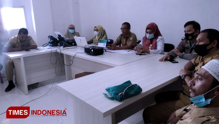 Kepala DPMD Pulau Morotai, Marwan Sidasi, saat memimpin rapat mengumumkan hasil verifikasi Cakades serentak 2021. (FOTO: Munces For TIMES Indonesia)
