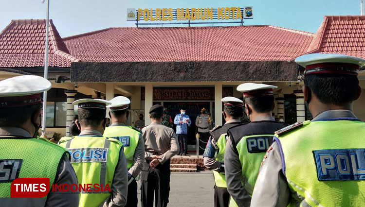 Apel kesiapan pengamanan larangan mudik di halaman Polres Madiun Kota. (Foto: Romi Tri Setyo Wibowo/TIMESIndonesia)