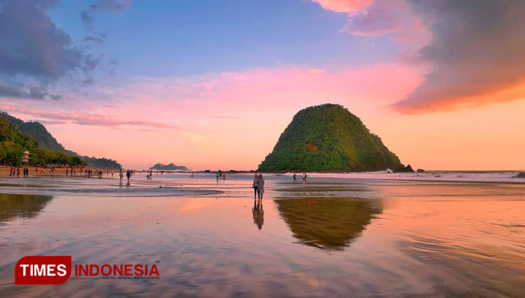 Panorama ngabuburit dengan sunset di pantai pulau merah Banyuwangi (Foto: Hafid Nurhabibi/ TIMES Indonesia)