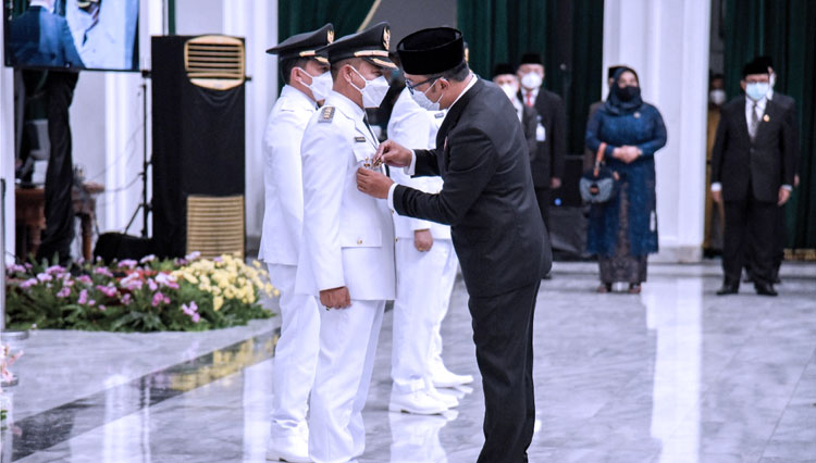 Gubernur Jawa Barat Ridwan Kamil melantik Dadang Supriatna – Sahrul Gunawan sebagai Bupati dan Wakil Bupati Bandung definitif, di Gedung Sate Bandung, Senin (26/4/21). (FOTO: Humas Jabar)