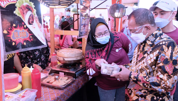 Salah satu pelaku UMKM menunjukkan produknya kepada Wakil Wali Kota Surabaya Armuji. (Foto: Humas Pemkot Surabaya for Times Indonesia)