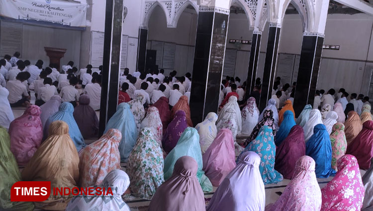 Siswa dan guru SMPN 1 Lamongan b