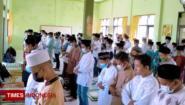 Siswa dan guru SMPN 1 Lamongan menggelar Salat Ghaib untuk mendoakan korban awak kapal selam KRI Nanggala 402, Senin (26/04/2021), (Foto: Moch. Nuril Huda/TIMES Indonesia)