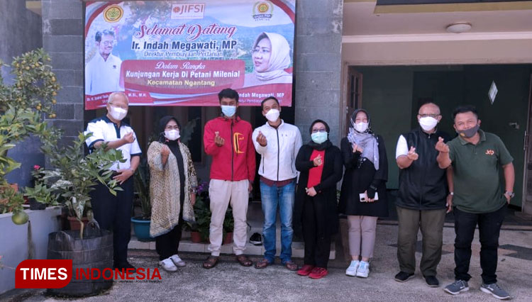 Kunjungan SesBa Dr. Ir Siti Munifah M.Si di kelompok tani jeruk Kec. Ngantang. (FOTO: AJP TIMES Indonesia)