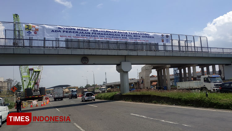 Spanduk pemberitahuan pemasangan steel box girder 1