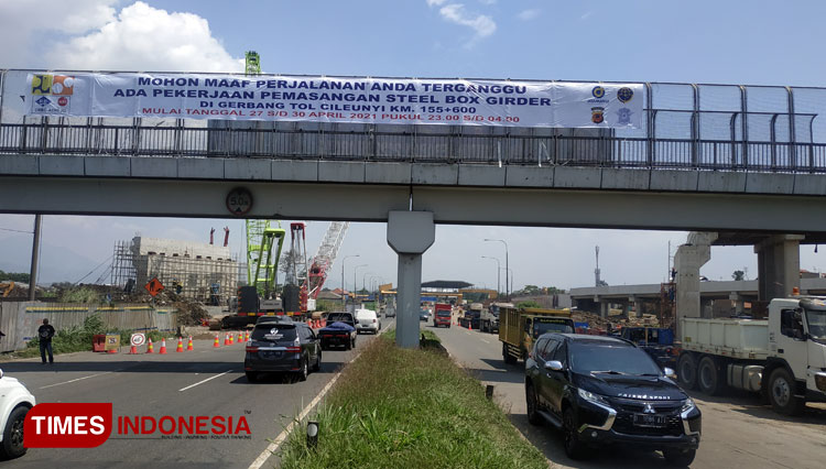Spanduk pemberitahuan pemasangan steel box girder bagi pengendara terpampang di Interchange Tol Cileunyi (FOTO: Alan Dahlan/TIMES Indonesia)