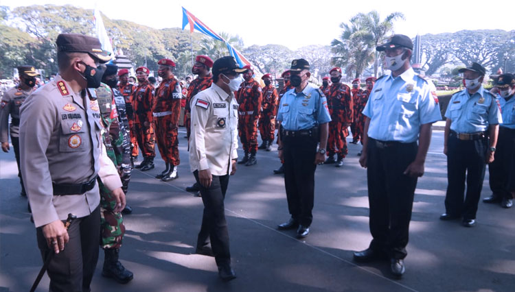 Wali Kota Malang, Sutiaji saat memimpin apel persiapan larangan mudik di halaman Balai Kota Malang, Senin (26/4/2021). (Foto: Humas Pemkot Malang)