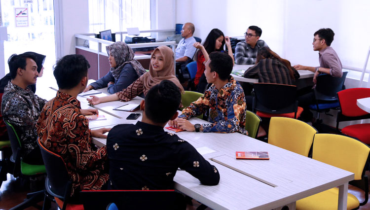 Kegiatan diskusi mahasiswa di laboratorium pengembangan bisnis dan penelitian ekonomi Universitas Pertamina. (Foto: Dok. Universitas Pertamina for TIMES Indonesia) 