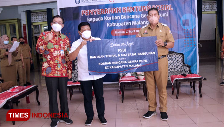 Anggota Komisi XI DPR RI Andreas Edy Susetyo ketika menyerahkan bantuan secara simbolis kepada Wabup Malang. (Foto : Humas Pemkab Malang for TIMES Indonesia).